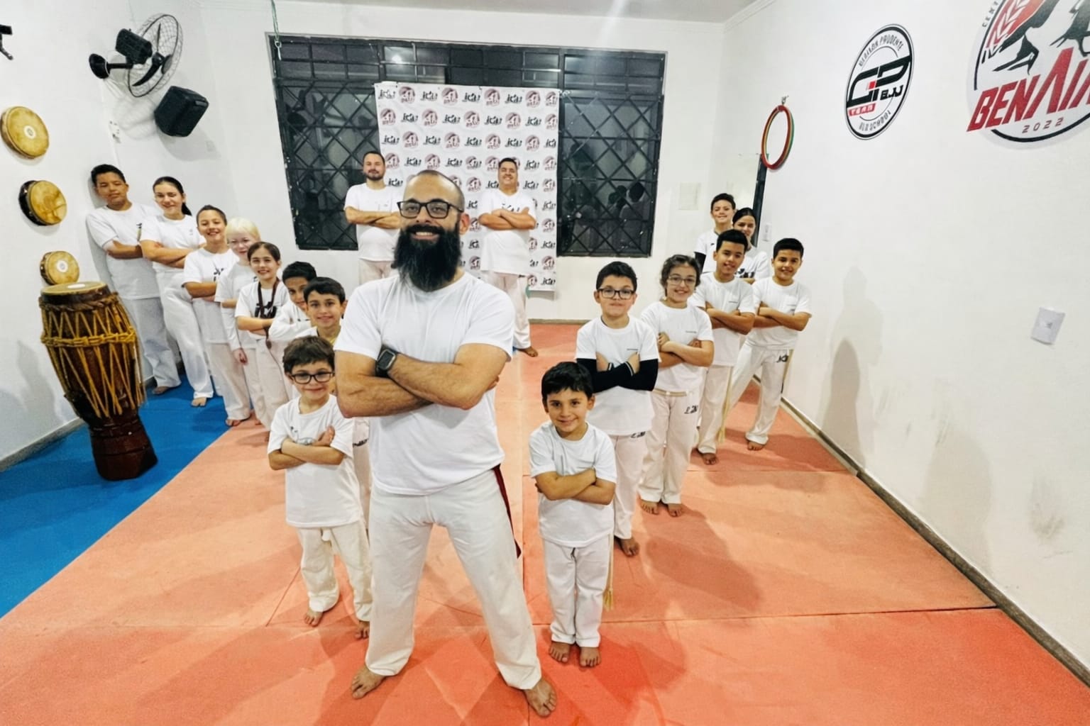 Alunos praticando capoeira